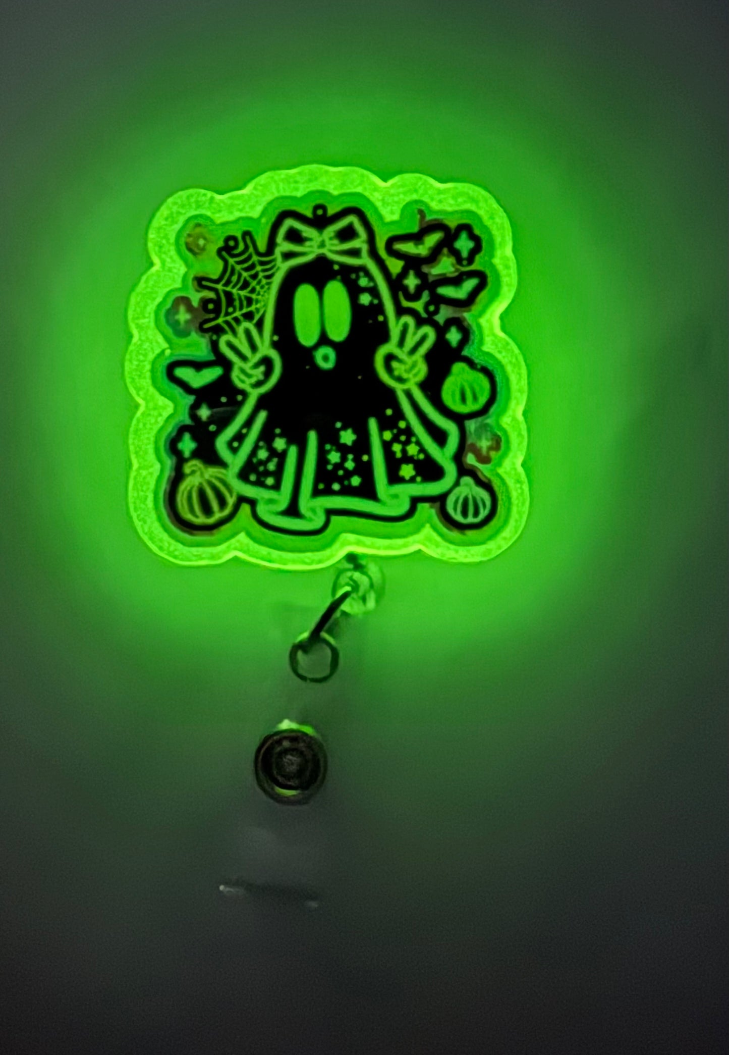 Cute Ghost Badge Reel – Holographic Halloween ID Holder with Bow & Pumpkins